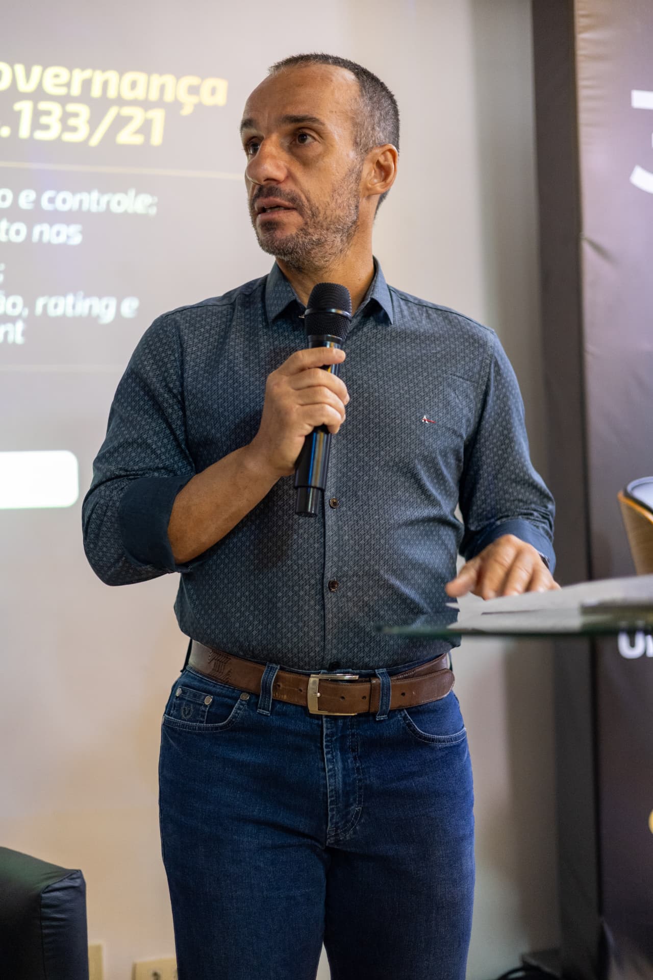 Especialista falando sobre governança e a Lei 14.133/21