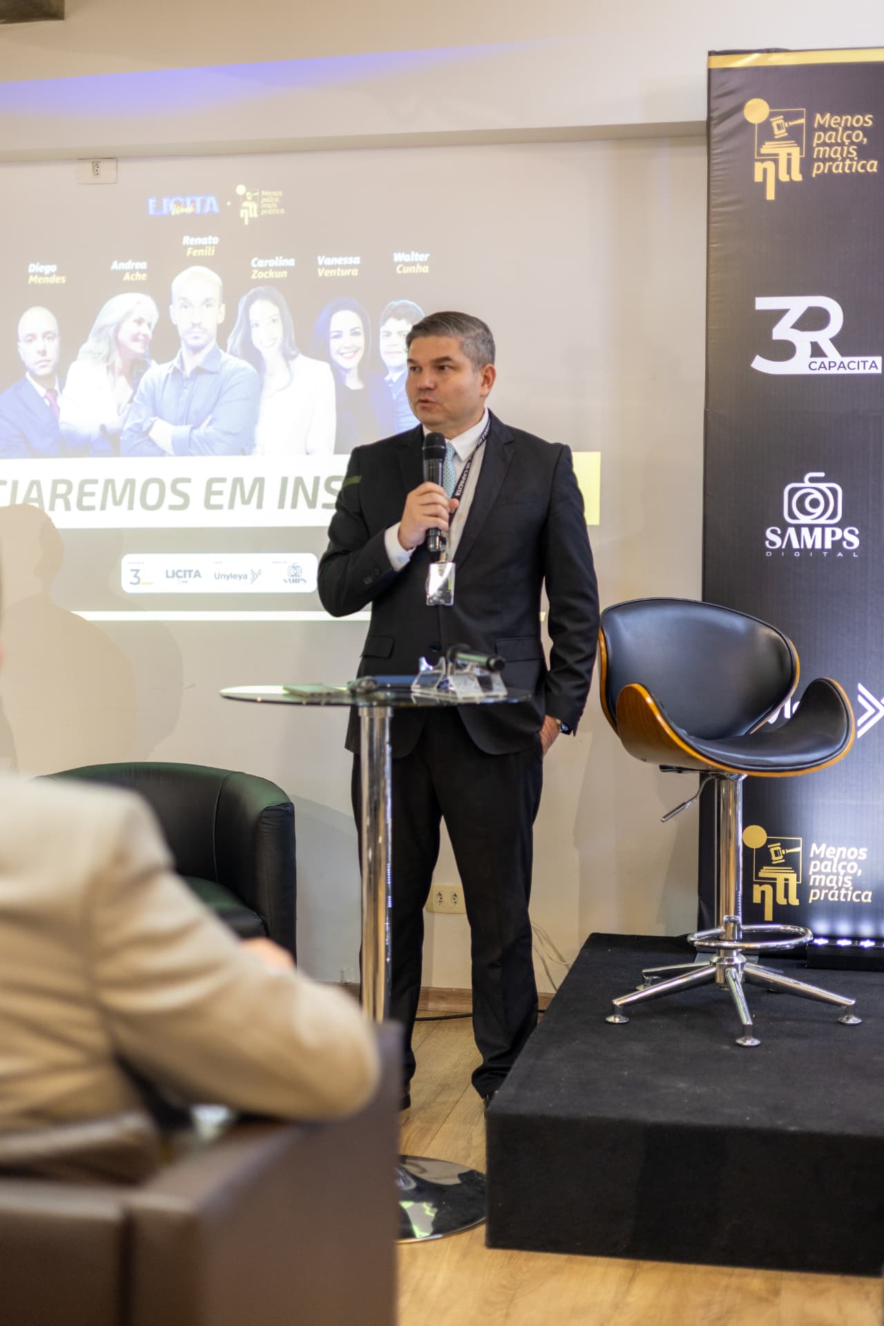 Palestrante abrindo o evento da 3R Capacita